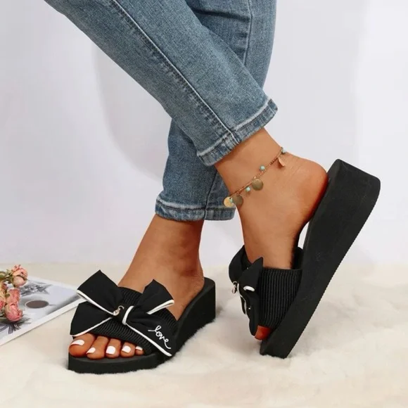 2/$30🔥🔥Bow Decor Slides - Picture 2 of 5